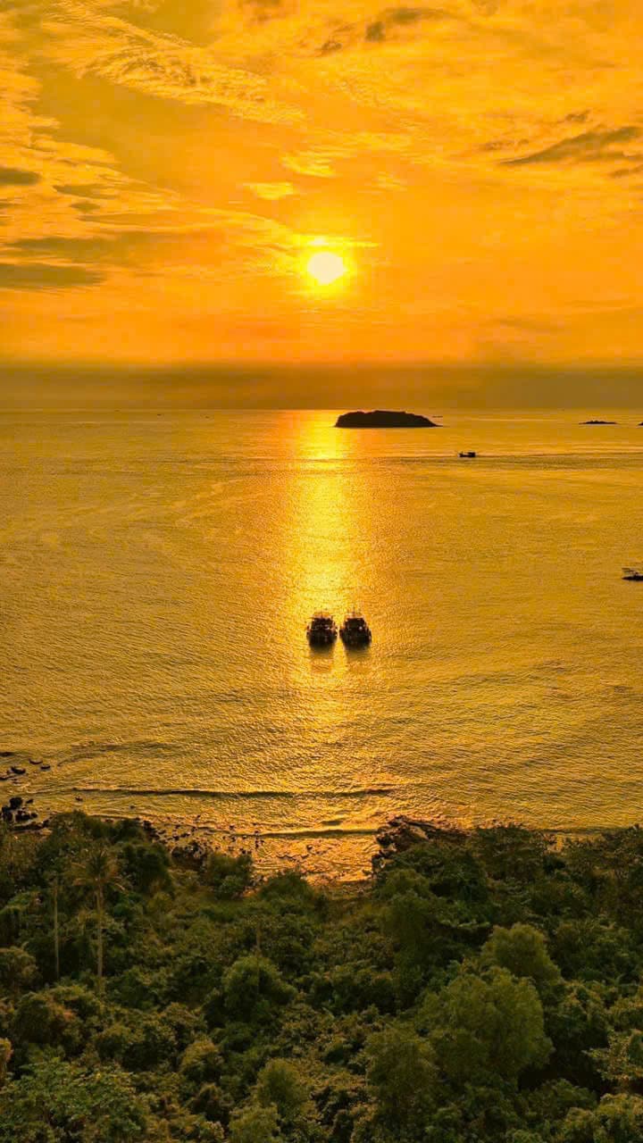 Phu Quoc sunset over the sea